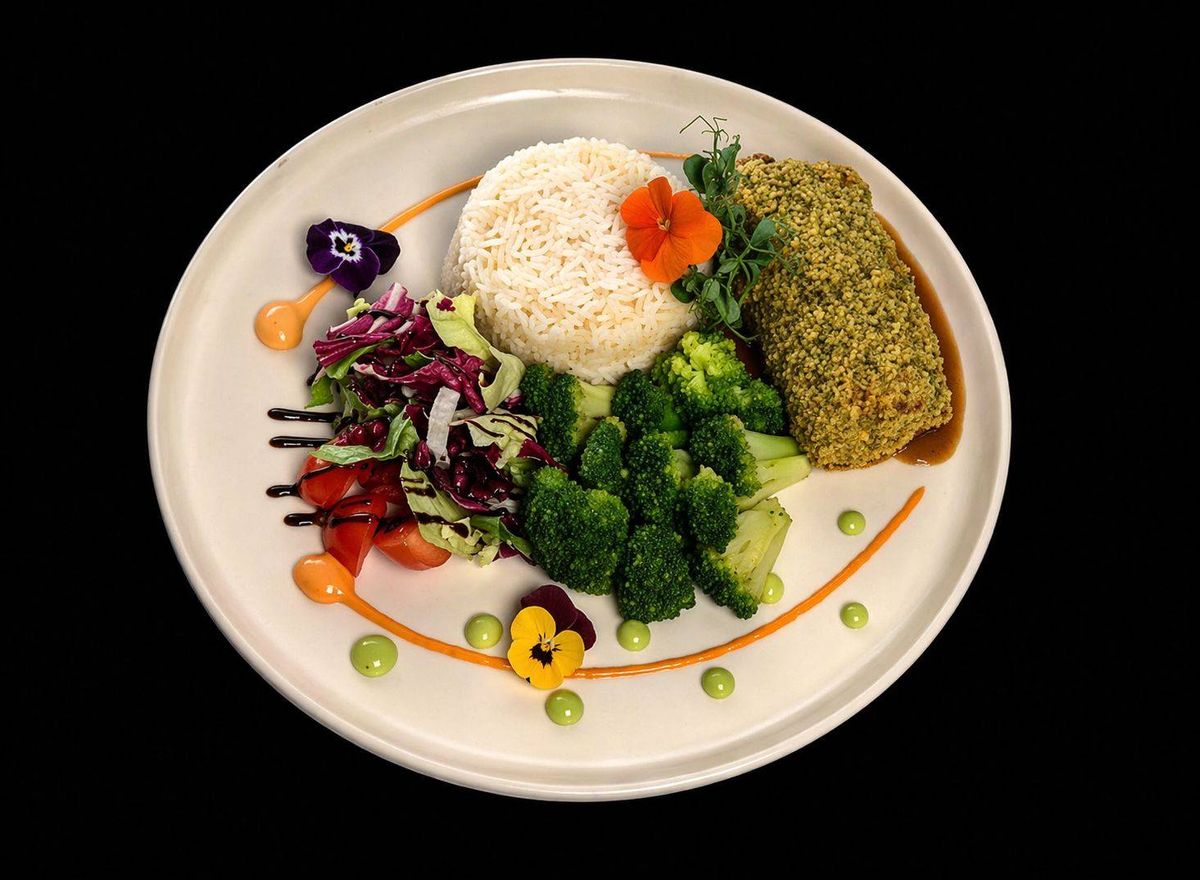 Mușchiuleț de Porc în Crustă de Ierburi Aromate cu Orez